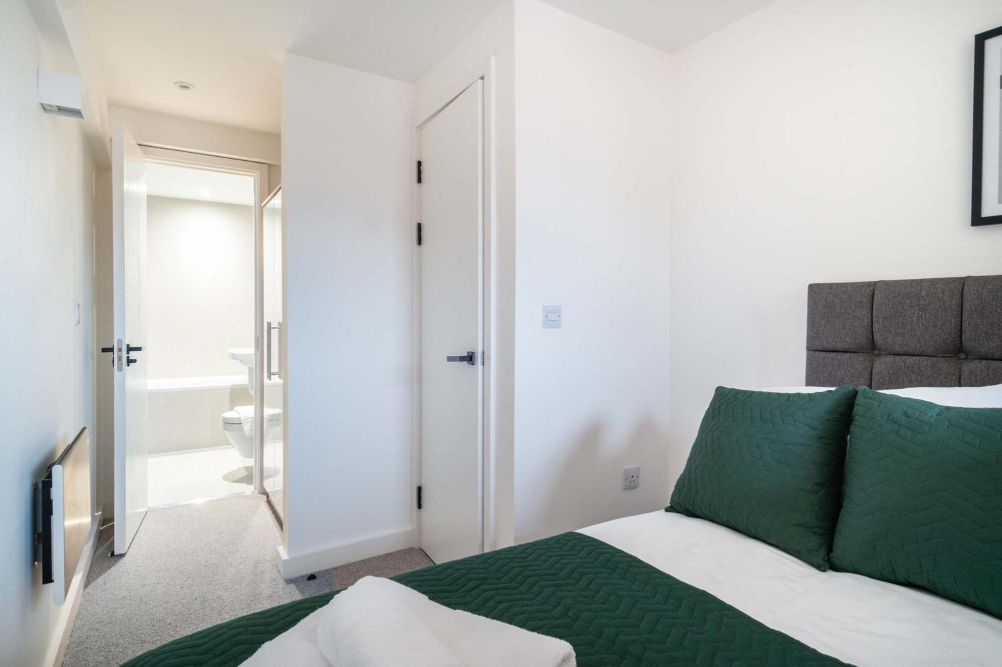 Stylish & Contemporary 2 Bed Flat In