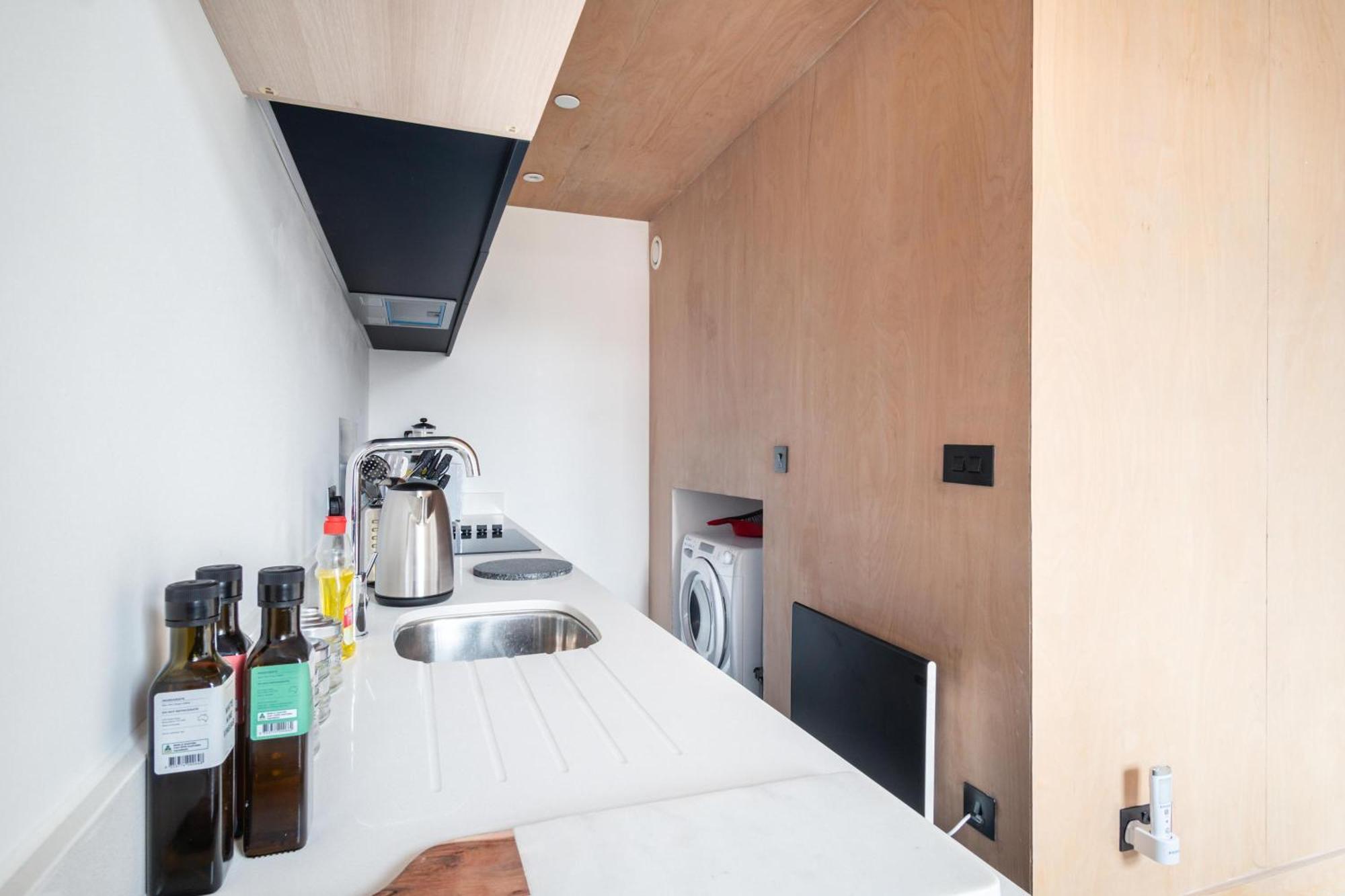 Apartment Stylish & Contemporary 2 Bed Flat In