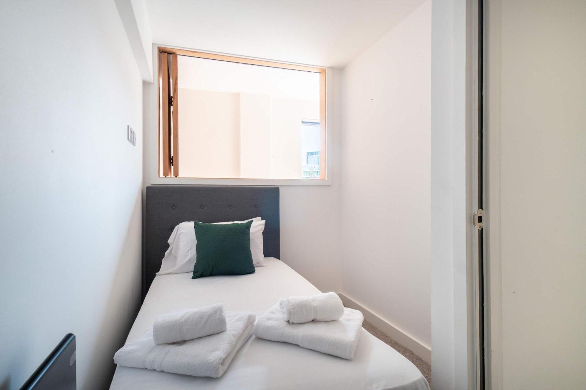 Stylish & Contemporary 2 Bed Flat In Apartment Manchester