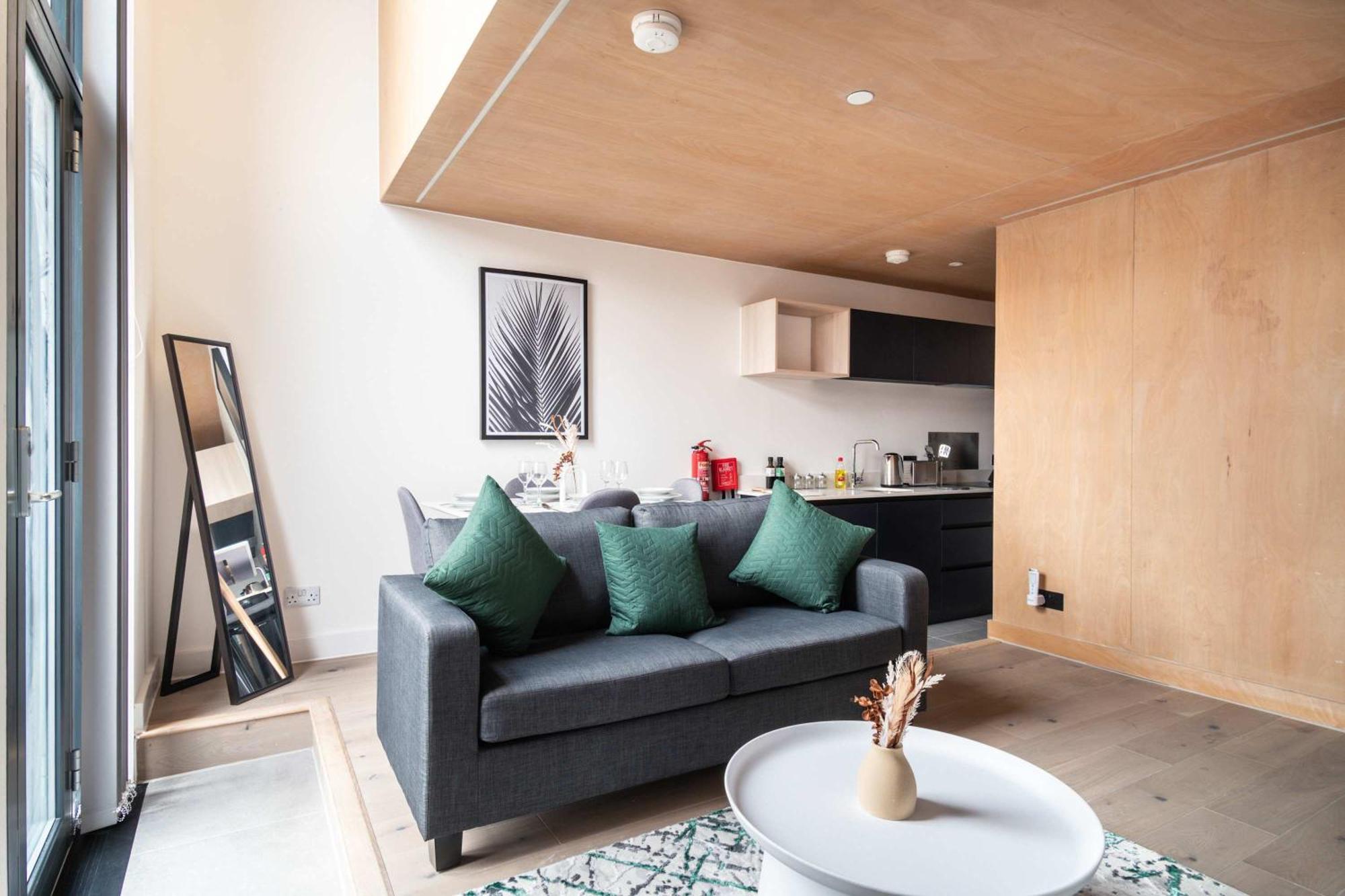 Stylish & Contemporary 2 Bed Flat In *