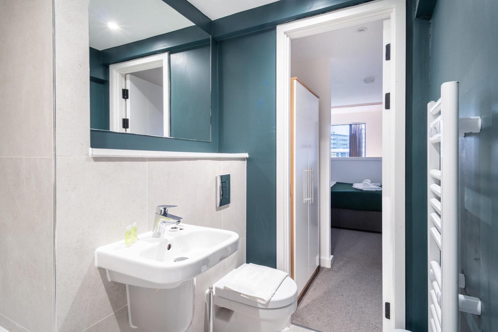 Stylish & Contemporary 2 Bed Flat In Apartment *