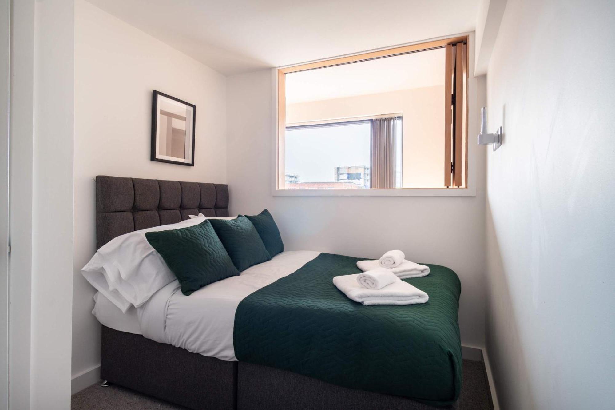 Apartment Stylish & Contemporary 2 Bed Flat In *
