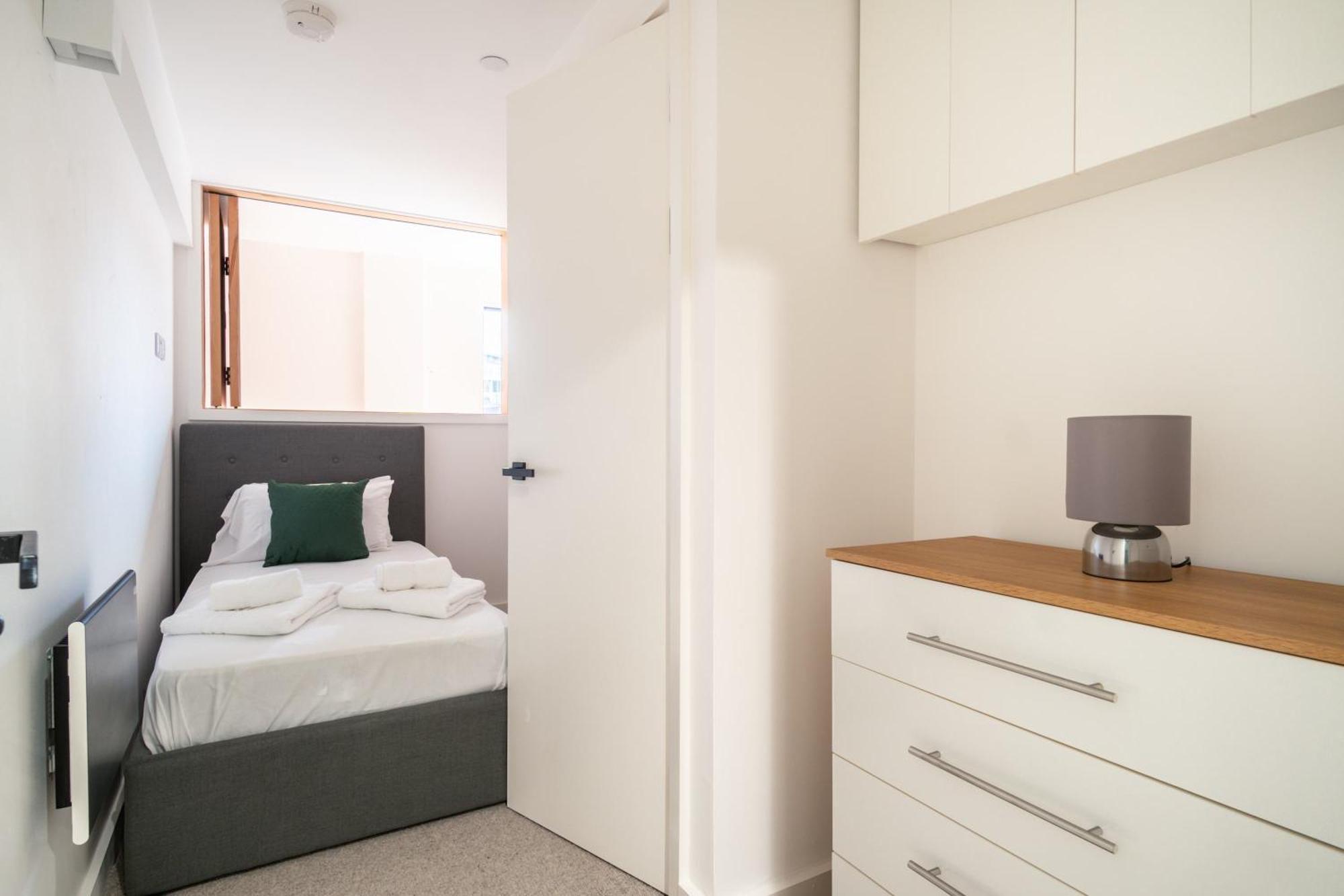 Stylish & Contemporary 2 Bed Flat In Manchester