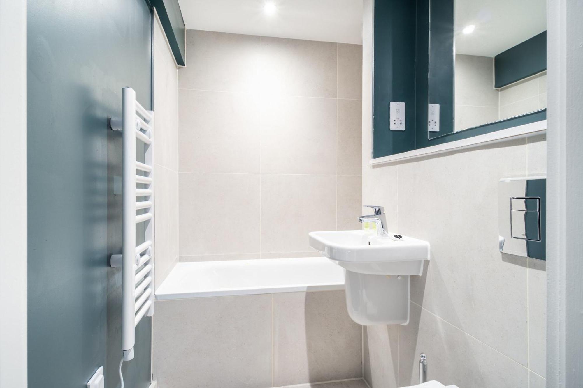 Stylish & Contemporary 2 Bed Flat In Apartment