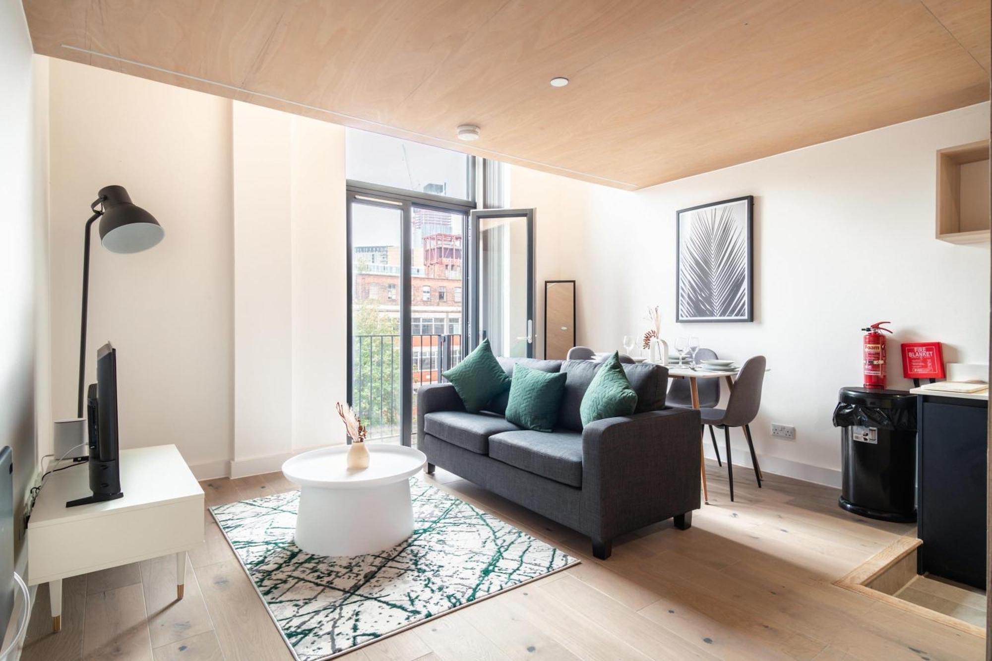 Stylish & Contemporary 2 Bed Flat In