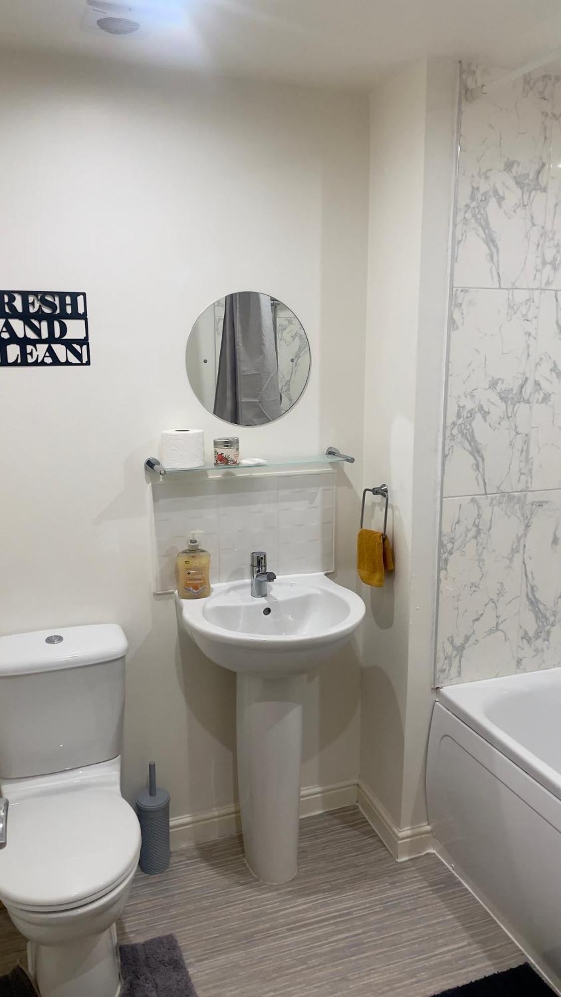 Tropical Sun Homes - Beautiful Spacious 3 Bed In A Serene Environment With Free Parking For 2 Cars Holiday home Manchester