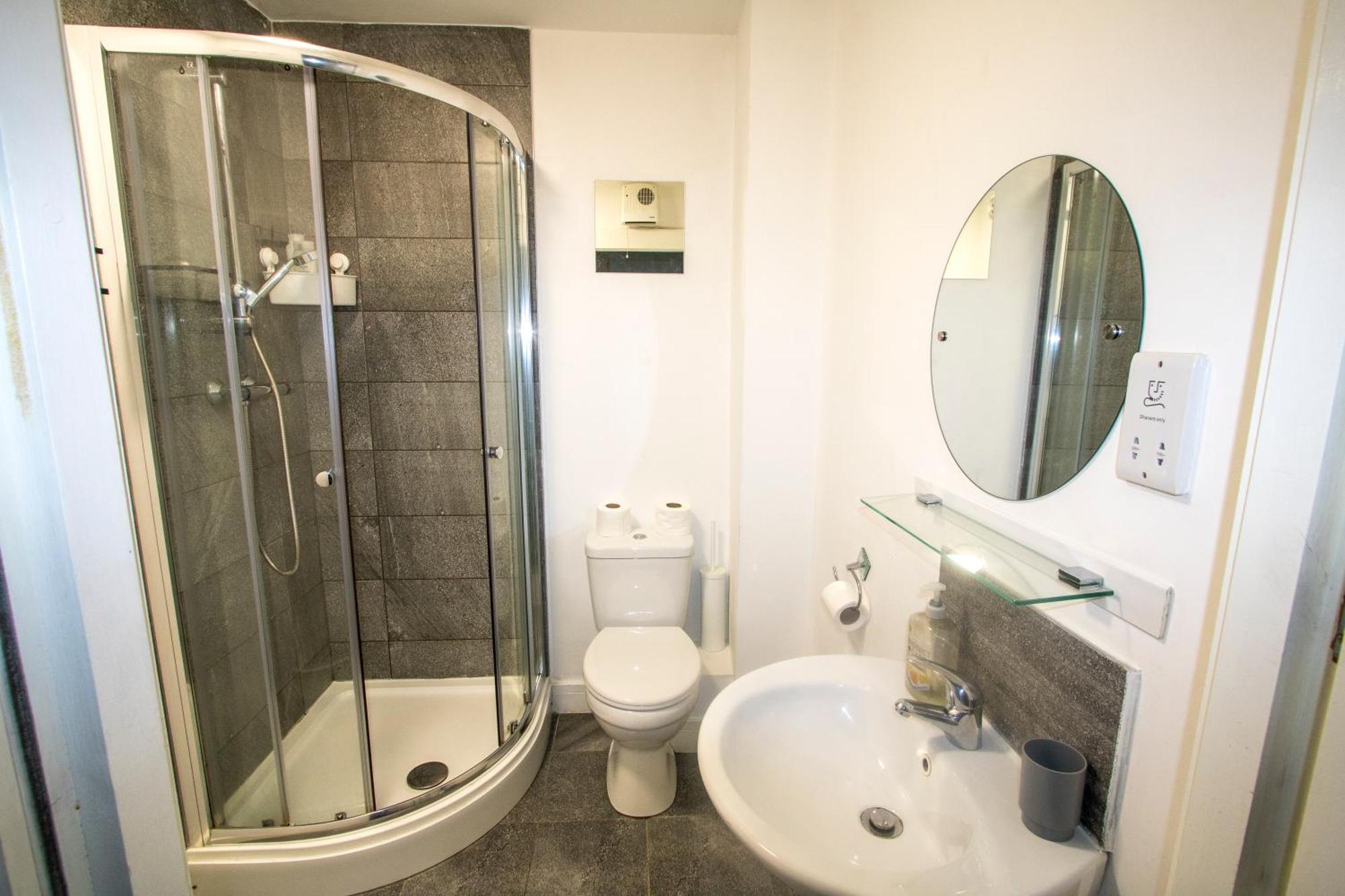 Ideal For Groups - Lovely 2 Bedroom - Free Parking, Transit Links, Close To Stadiums Apartment