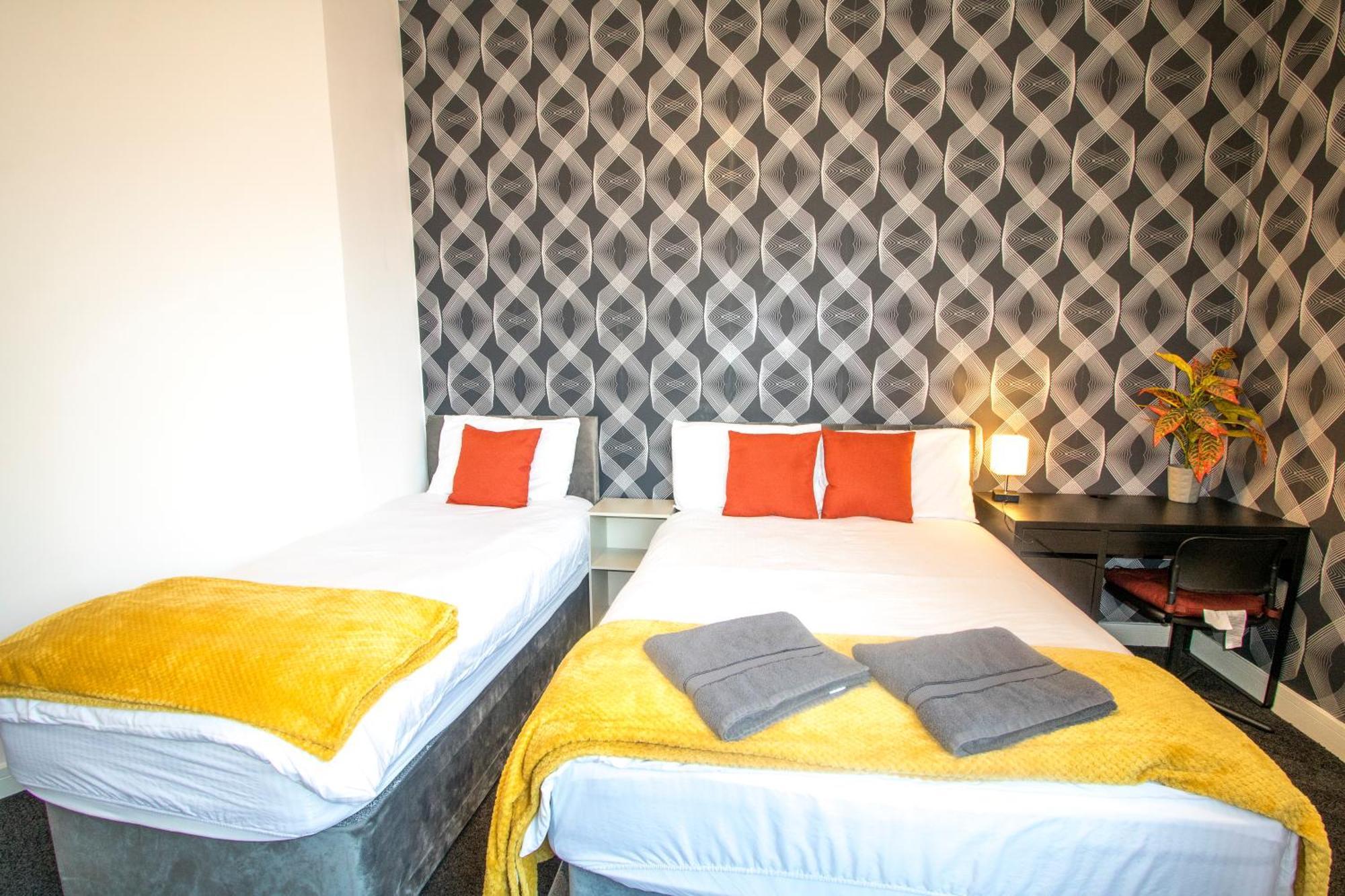 Ideal For Groups - Lovely 2 Bedroom - Free Parking, Transit Links, Close To Stadiums Apartment Manchester