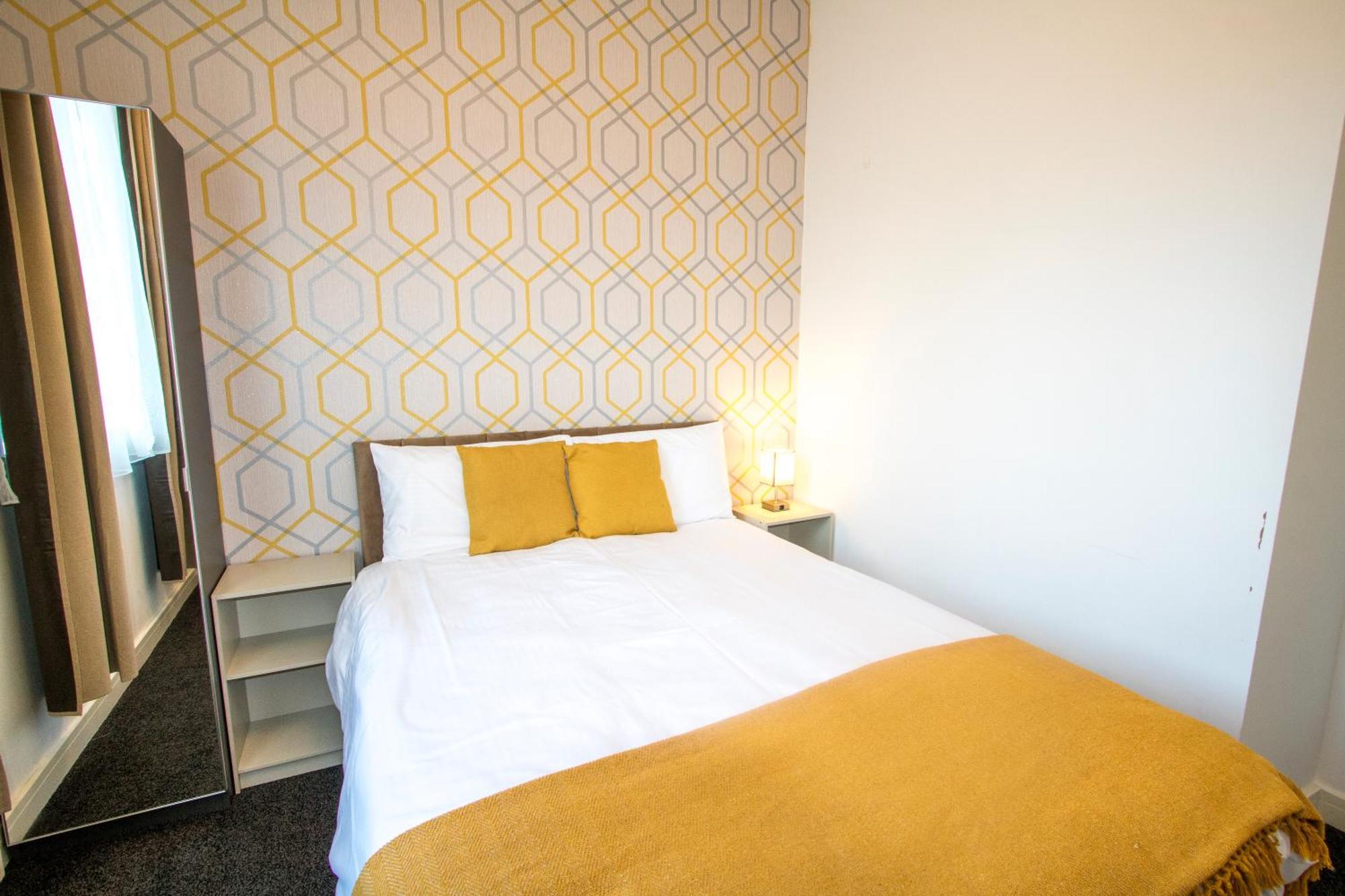 Ideal For Groups - Lovely 2 Bedroom - Free Parking, Transit Links, Close To Stadiums *