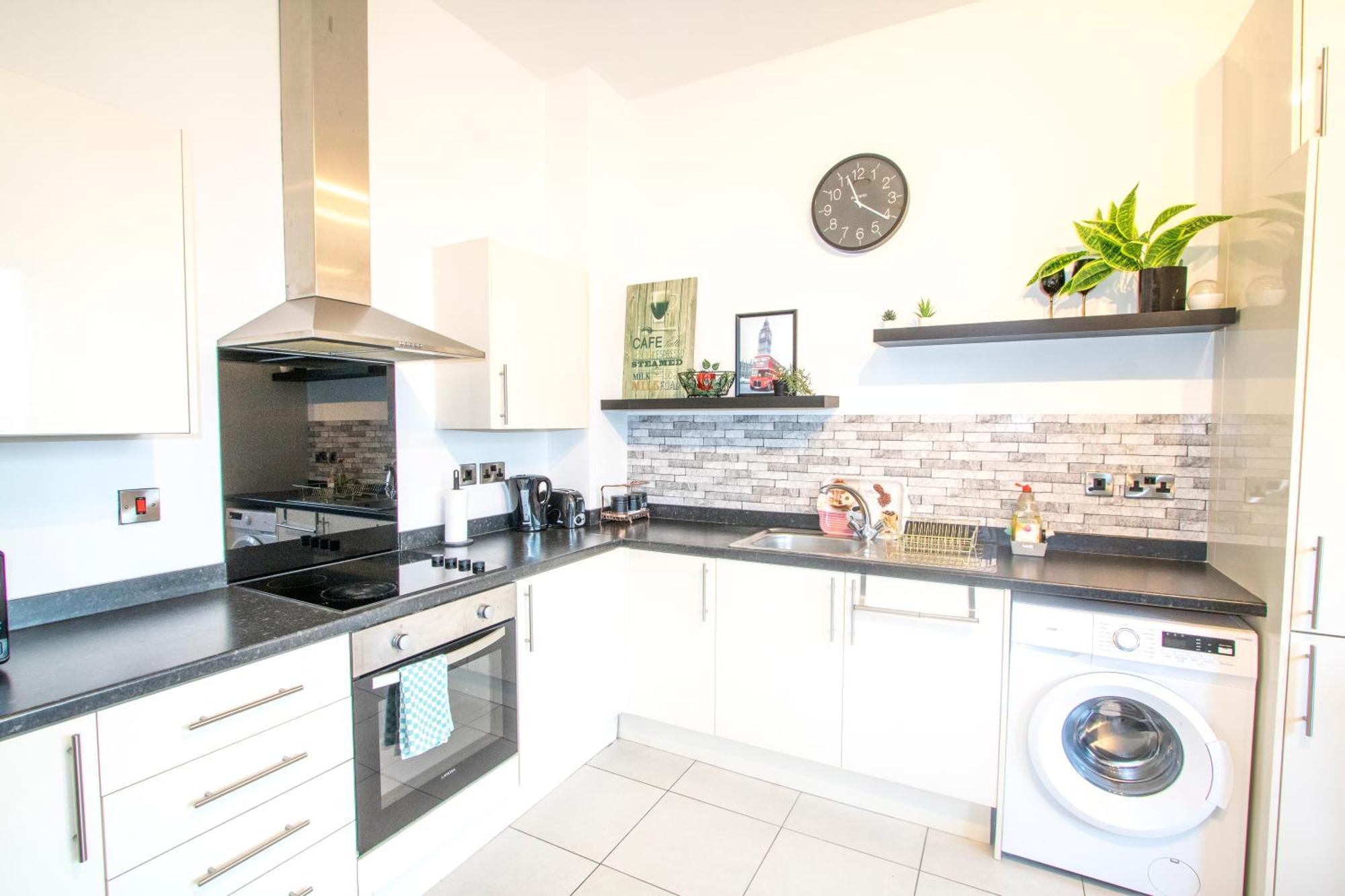 Ideal For Groups - Lovely 2 Bedroom - Free Parking, Transit Links, Close To Stadiums