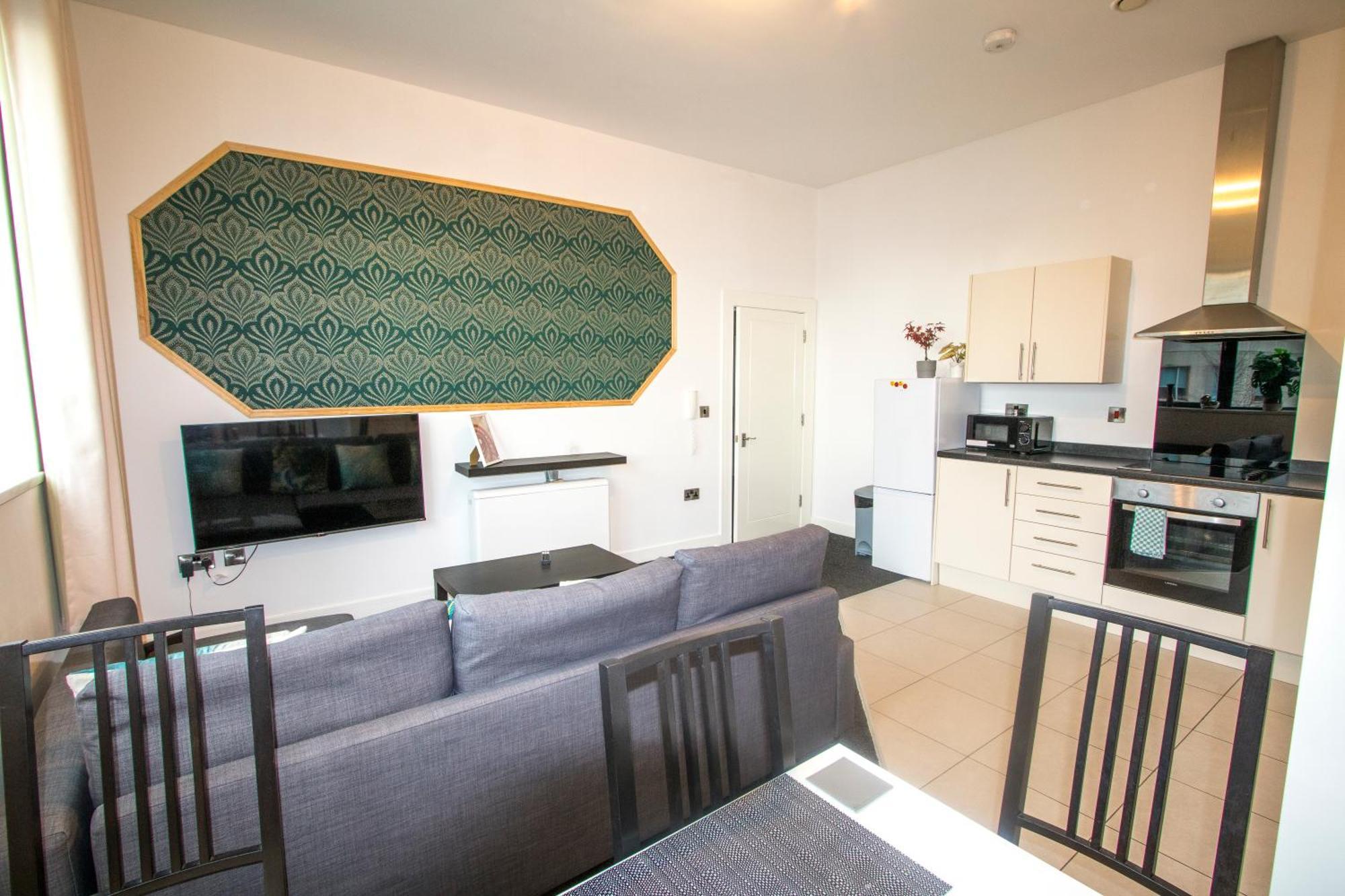 Ideal For Groups - Lovely 2 Bedroom - Free Parking, Transit Links, Close To Stadiums Apartment *