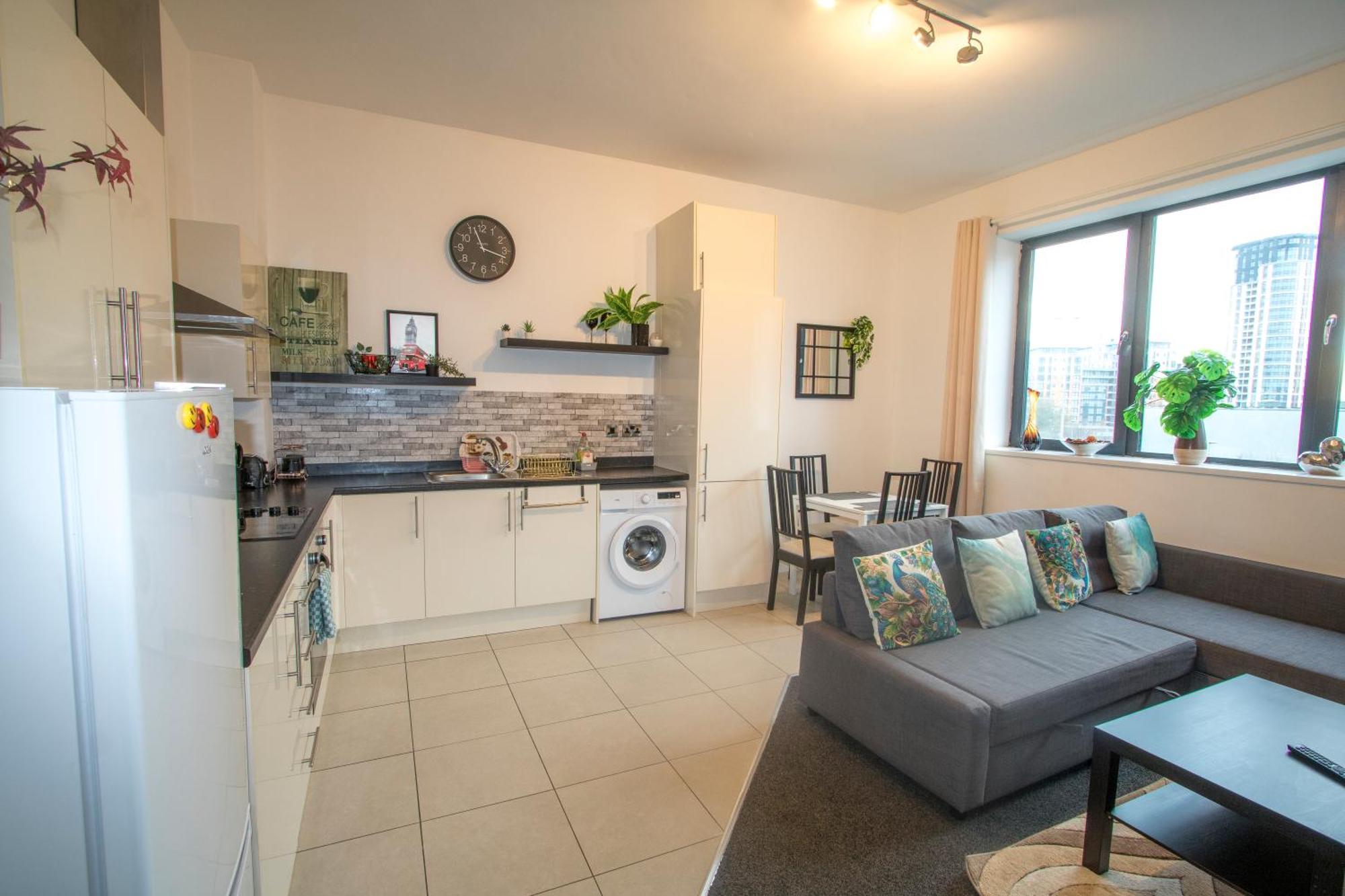 Ideal For Groups - Lovely 2 Bedroom - Free Parking, Transit Links, Close To Stadiums Apartment Manchester