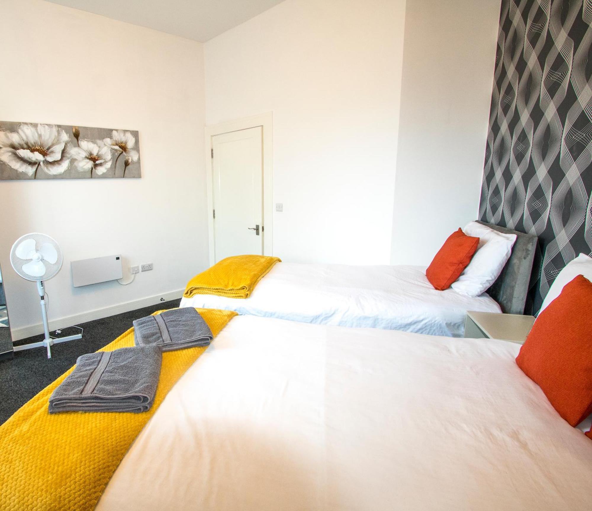 Ideal For Groups - Lovely 2 Bedroom - Free Parking, Transit Links, Close To Stadiums *