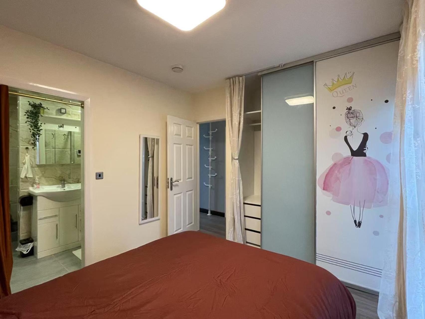 Flat With Free Secure Parking Apartment Manchester