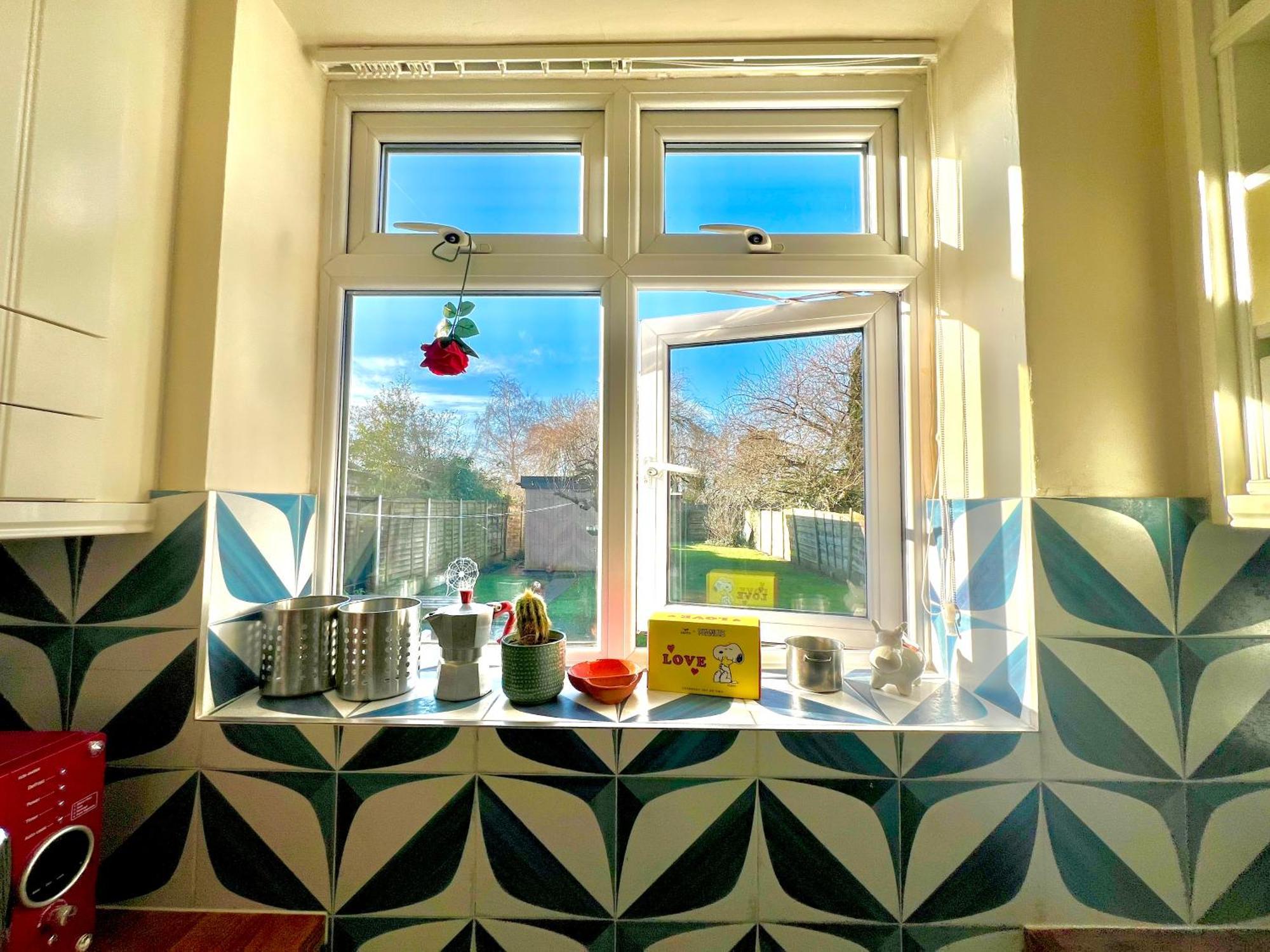 Spacious 3-bed Family Retreat With Cosy Living And Garden! Free Parking Holiday home Manchester