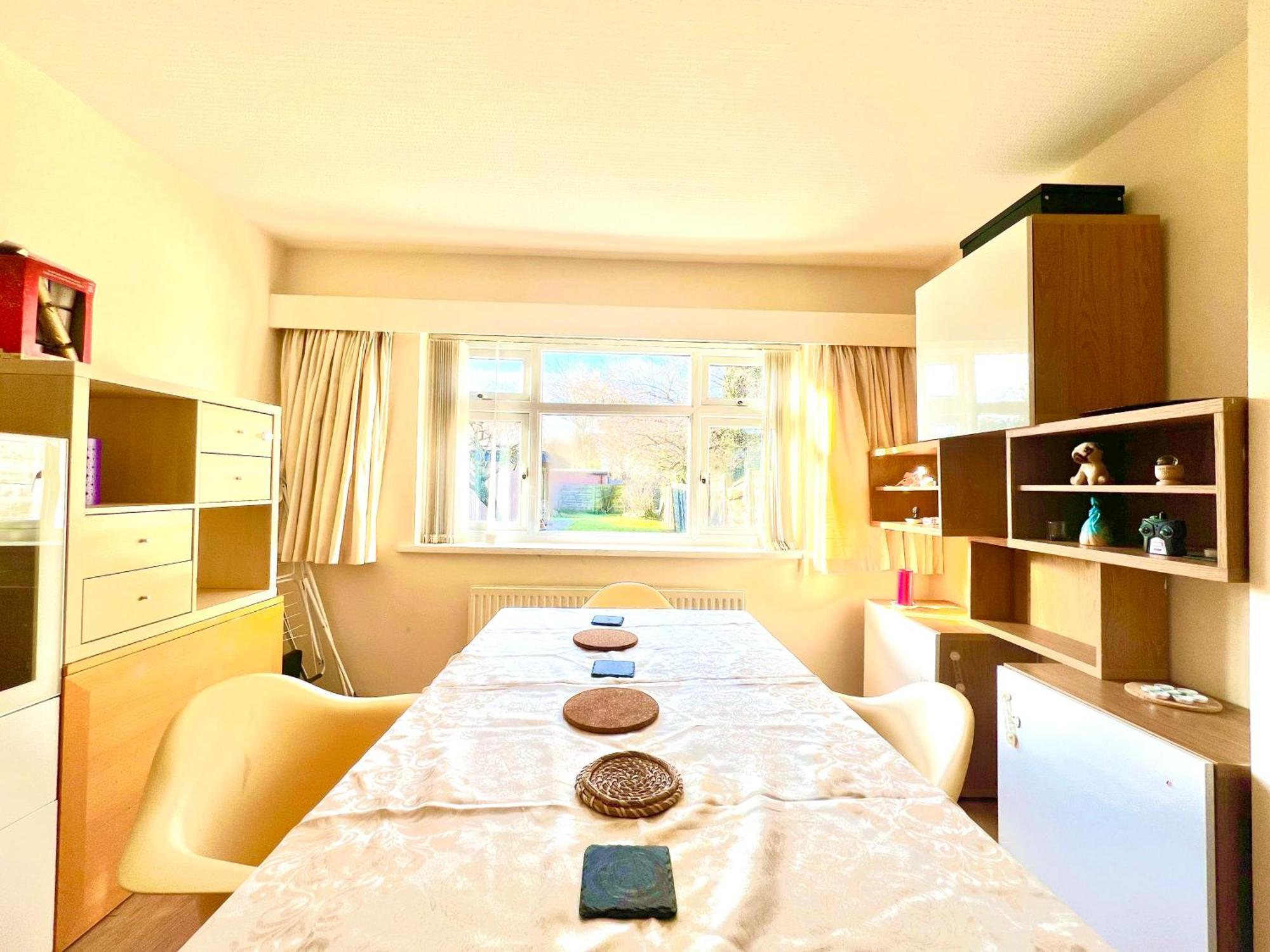 Holiday home Spacious 3-bed Family Retreat With Cosy Living And Garden! Free Parking *