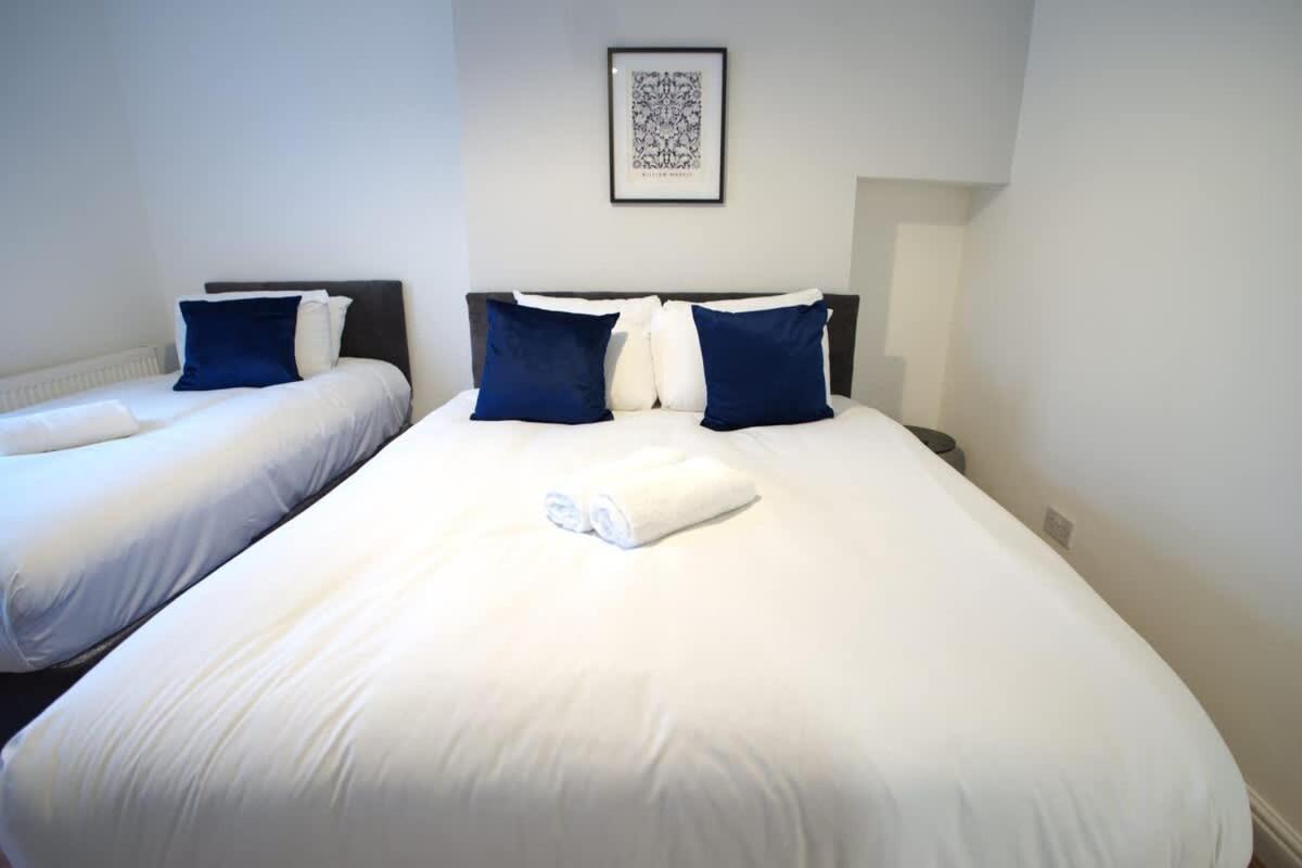 Sleeps 18 Lovely Mcr By Superhost Holiday home *