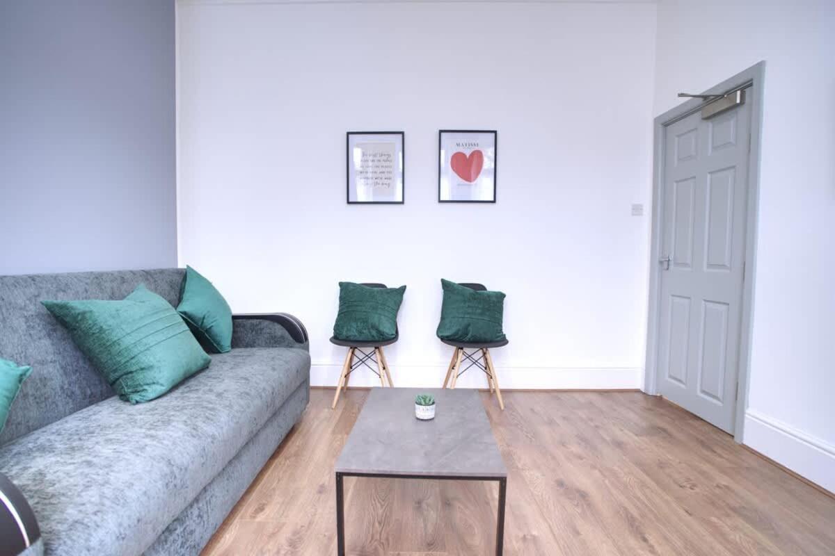 Sleeps 18 Lovely Mcr By Superhost Holiday home