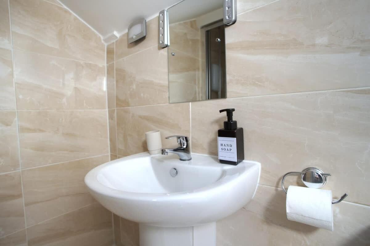 Holiday home Sleeps 18 Lovely Mcr By Superhost *