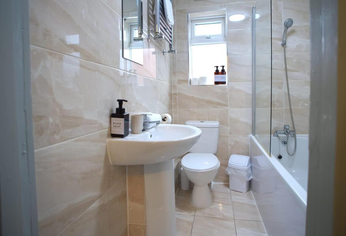 Sleeps 18 Lovely Mcr By Superhost Holiday home