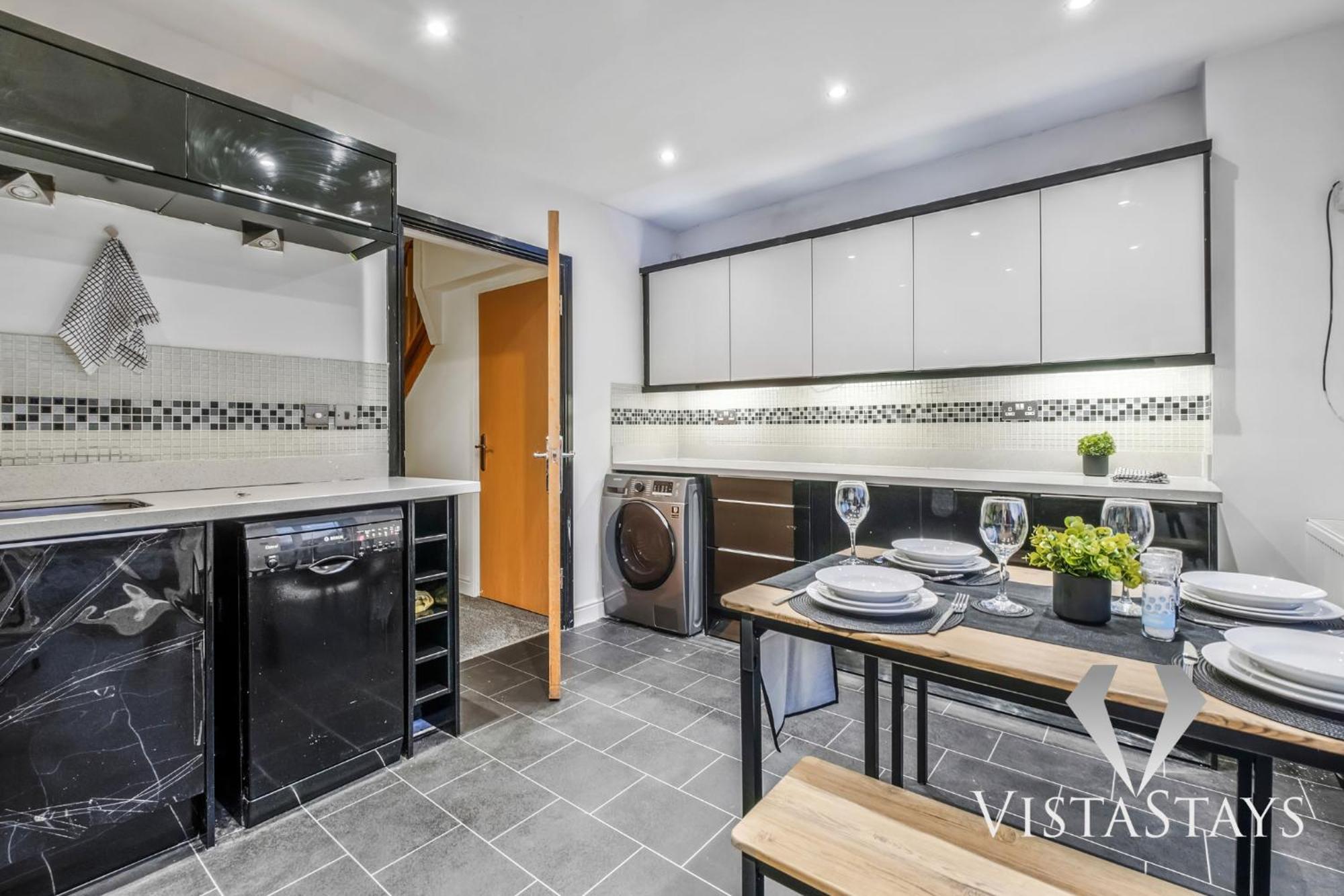 Holiday home Modern 4 Bed Near Centre With Pool Table And Free Parking By Vista Short Lets *