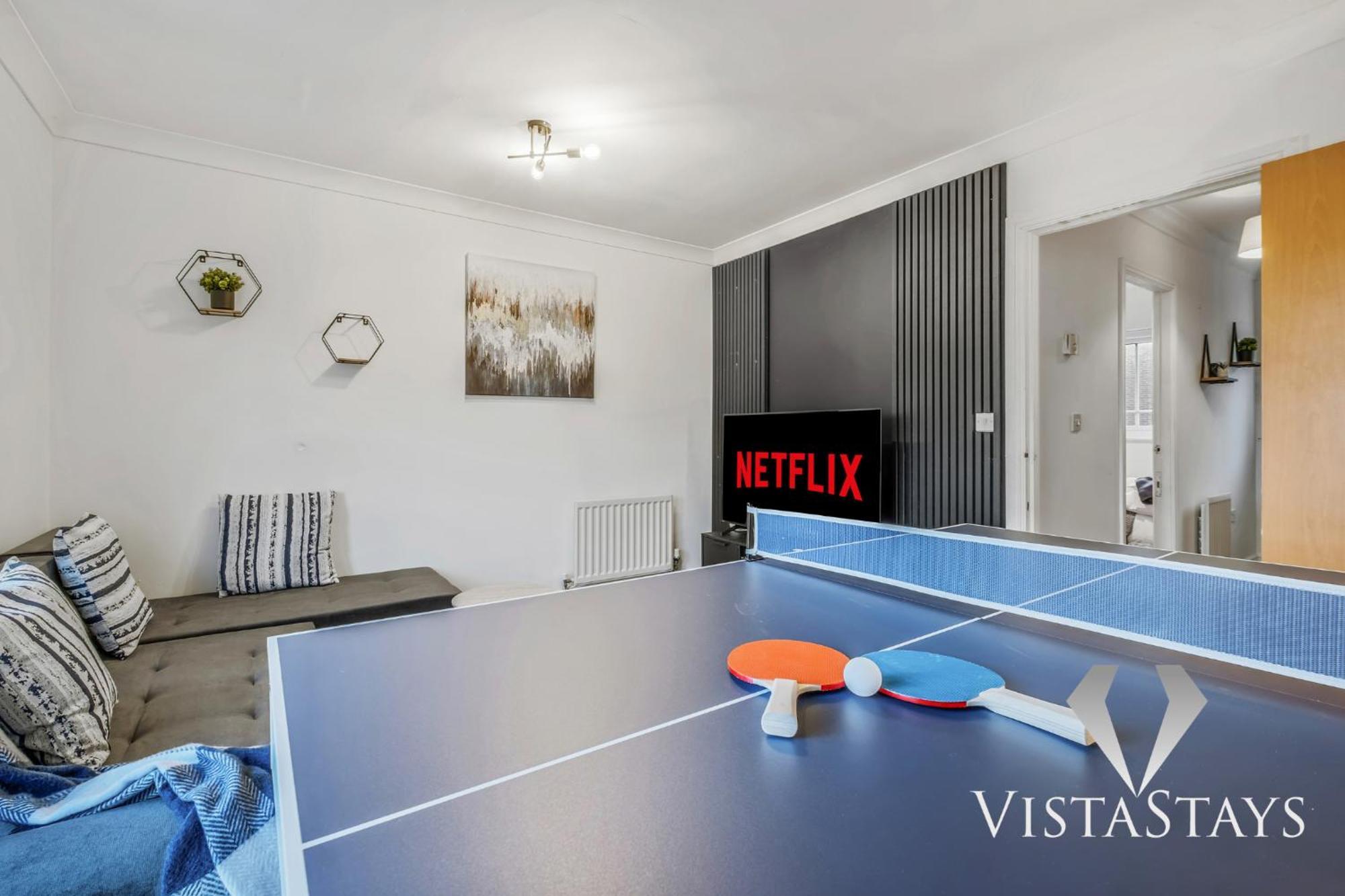 Holiday home Modern 4 Bed Near Centre With Pool Table And Free Parking By Vista Short Lets