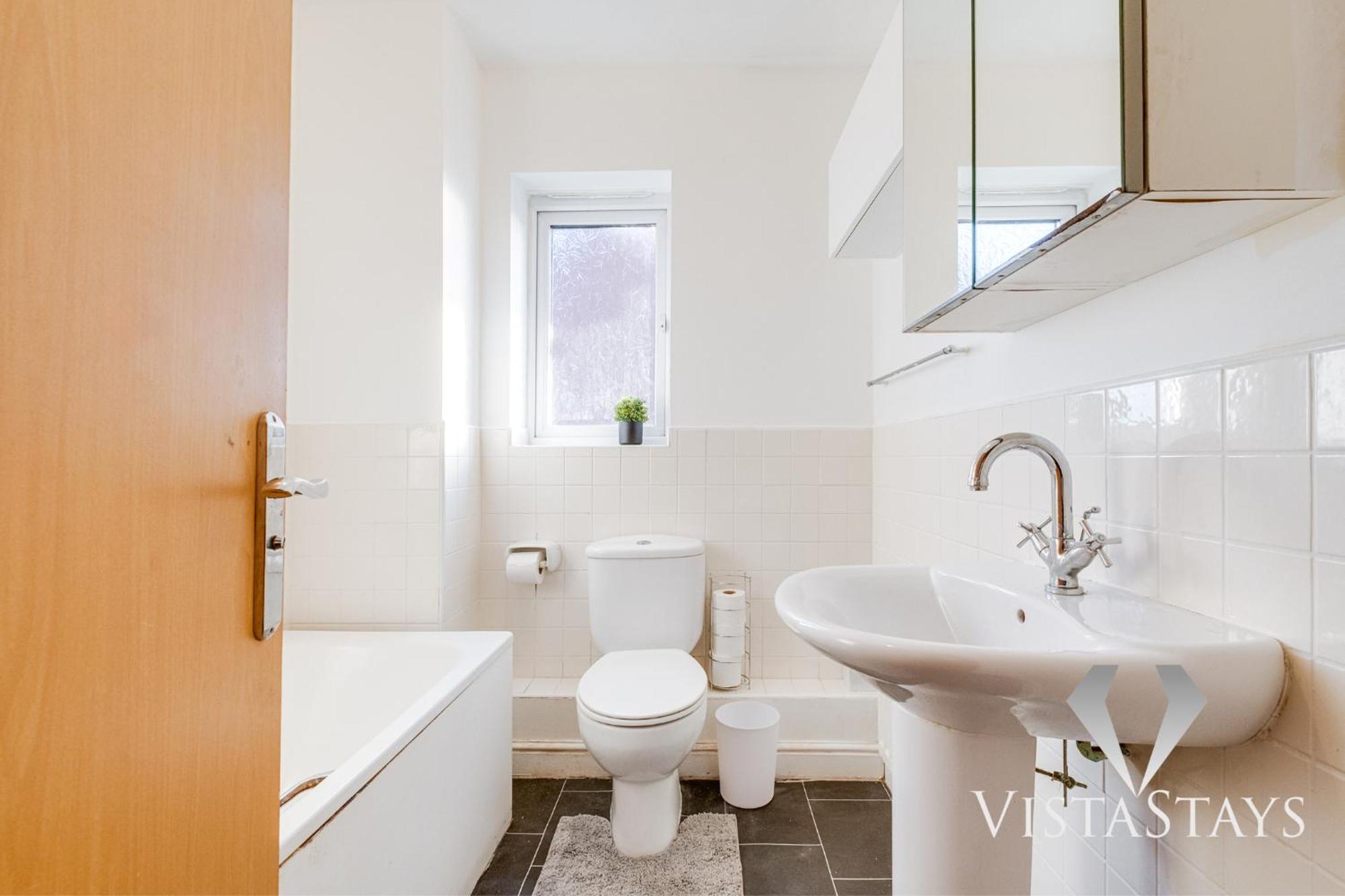Modern 4 Bed Near Centre With Pool Table And Free Parking By Vista Short Lets *