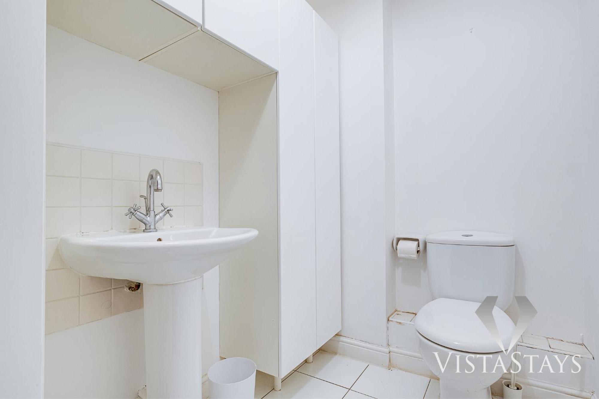 Modern 4 Bed Near Centre With Pool Table And Free Parking By Vista Short Lets Holiday home *