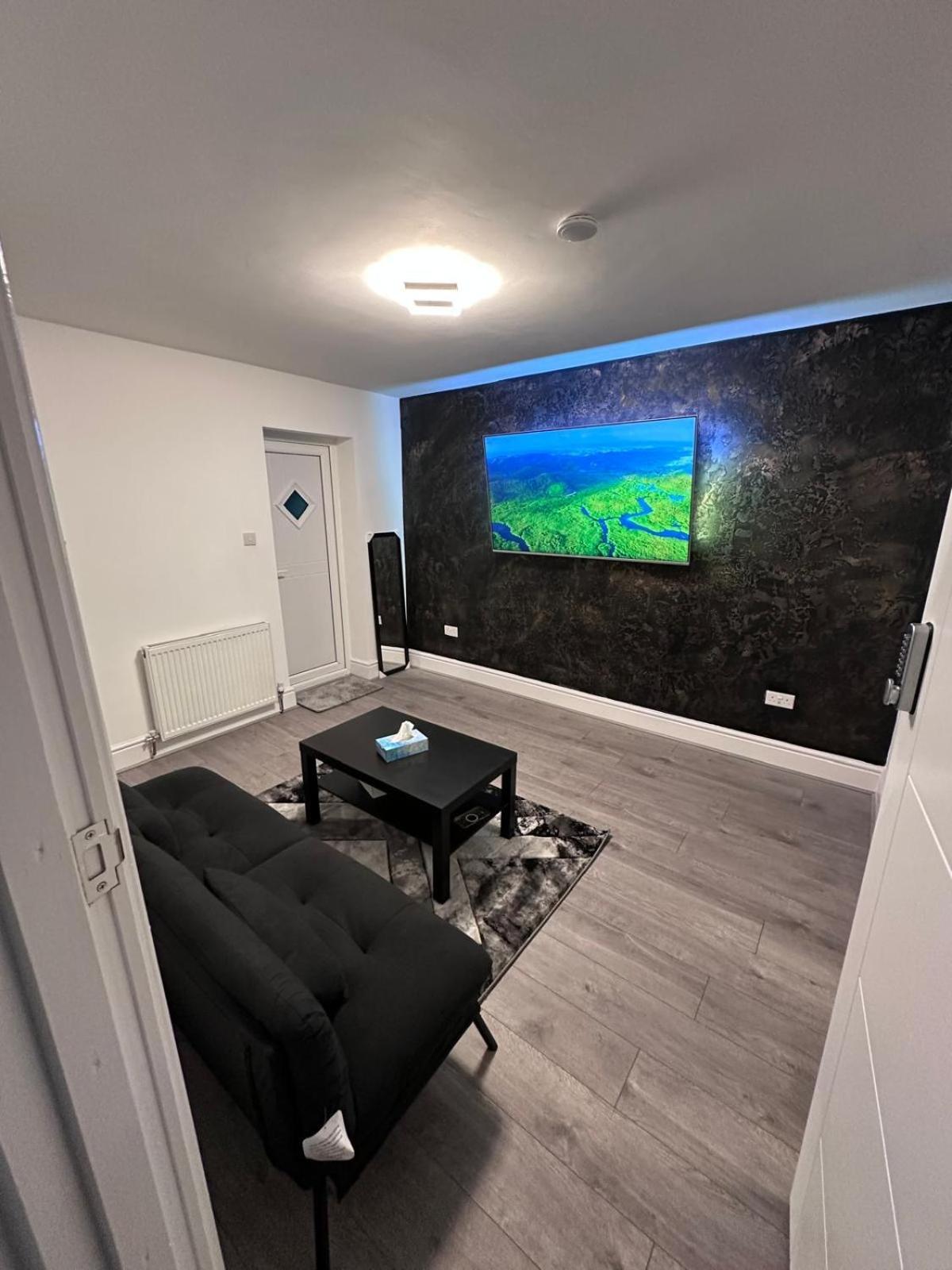 Modern Cozy One Bedroom Apartment *