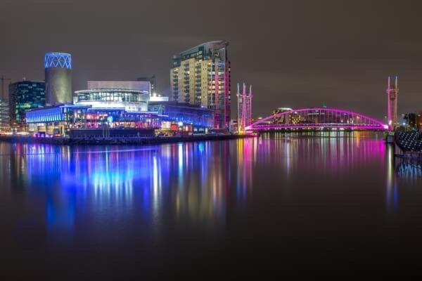 Quay House - Salford - 2bdr Sleeps 7, Spacious & Quiet - Free Parking - Close To Centre, United & The Lowry