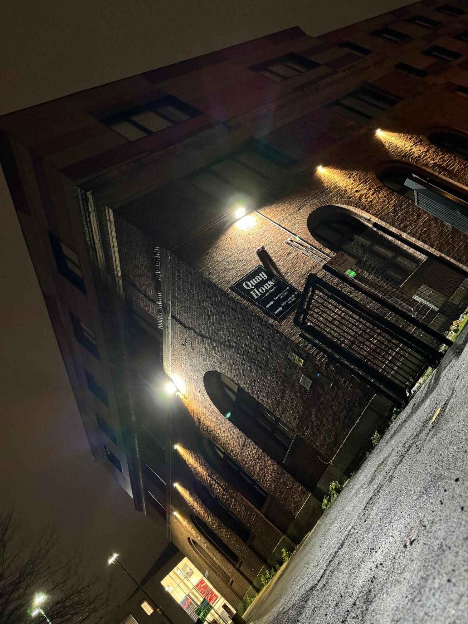 Quay House - Salford - 2bdr Sleeps 7, Spacious & Quiet - Free Parking - Close To Centre, United & The Lowry Manchester