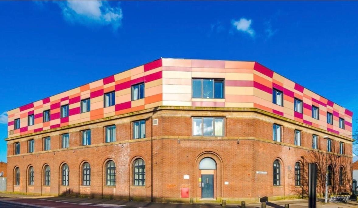 Quay House - Salford - 2bdr Sleeps 7, Spacious & Quiet - Free Parking - Close To Centre, United & The Lowry Manchester