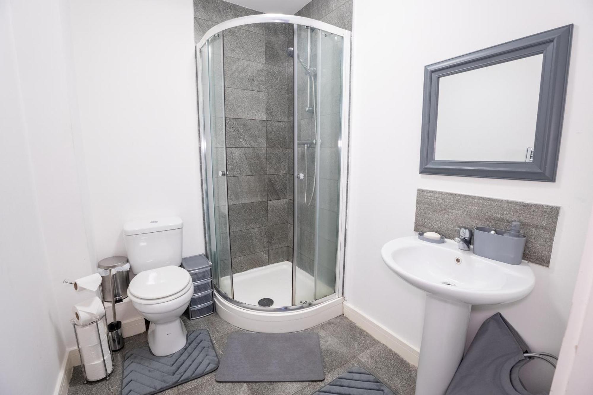 Quay House - Salford - 2bdr Sleeps 7, Spacious & Quiet - Free Parking - Close To Centre, United & The Lowry Appartement