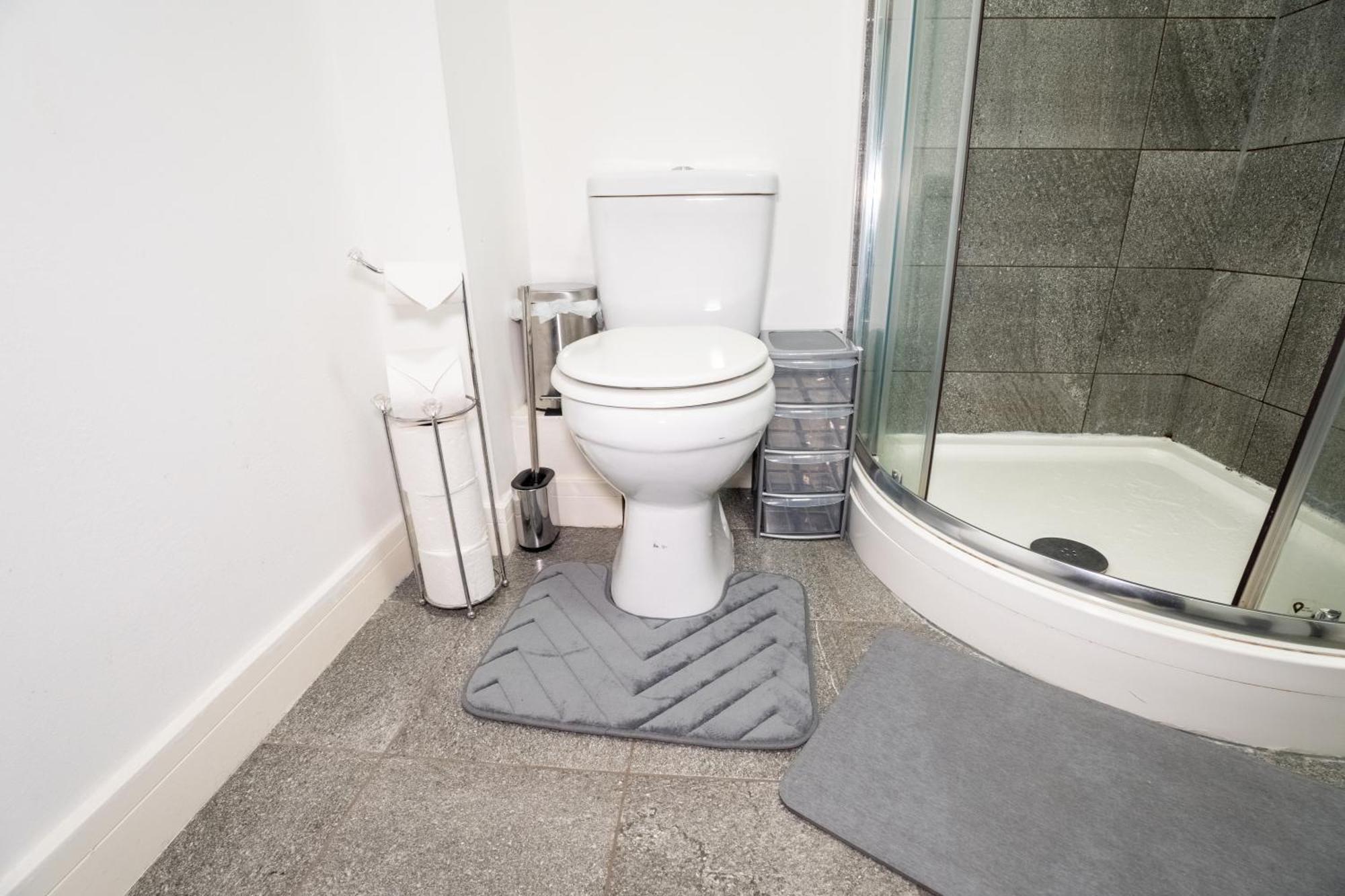 Quay House - Salford - 2bdr Sleeps 7, Spacious & Quiet - Free Parking - Close To Centre, United & The Lowry * Manchester