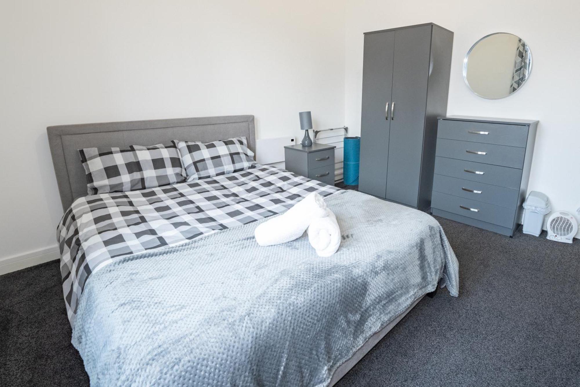 Quay House - Salford - 2bdr Sleeps 7, Spacious & Quiet - Free Parking - Close To Centre, United & The Lowry Manchester