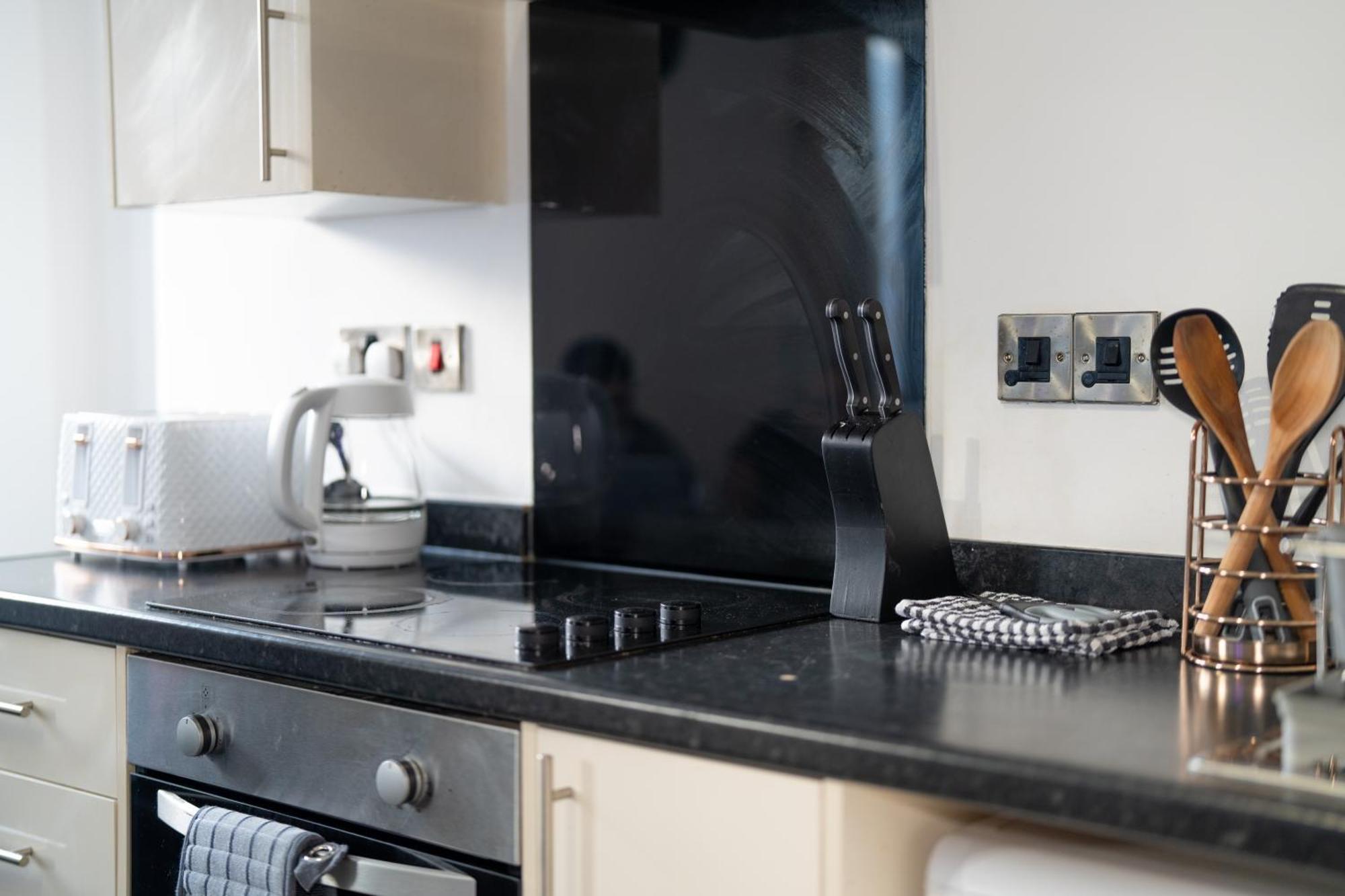 Quay House - Salford - 2bdr Sleeps 7, Spacious & Quiet - Free Parking - Close To Centre, United & The Lowry