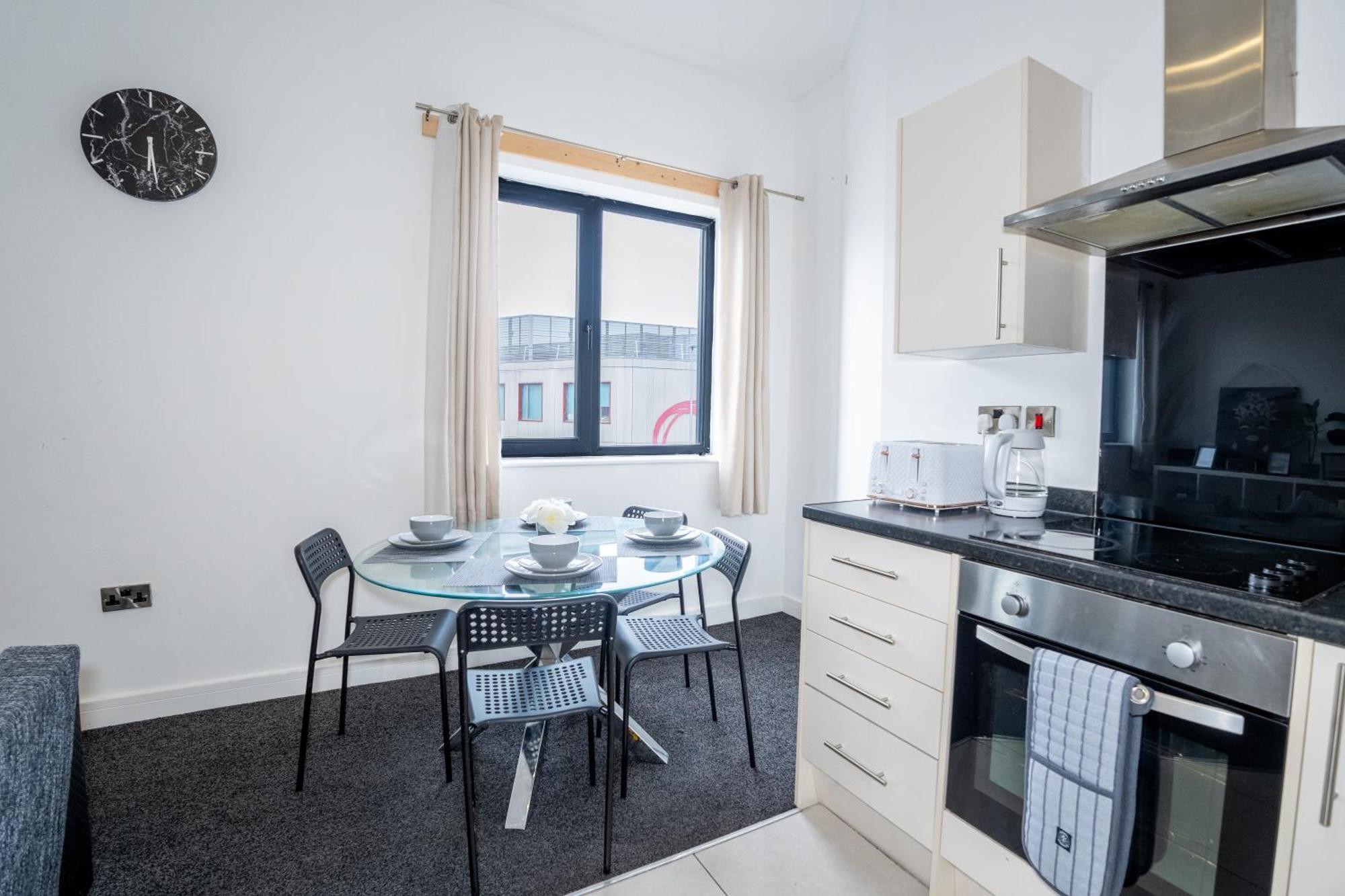 Quay House - Salford - 2bdr Sleeps 7, Spacious & Quiet - Free Parking - Close To Centre, United & The Lowry * Manchester