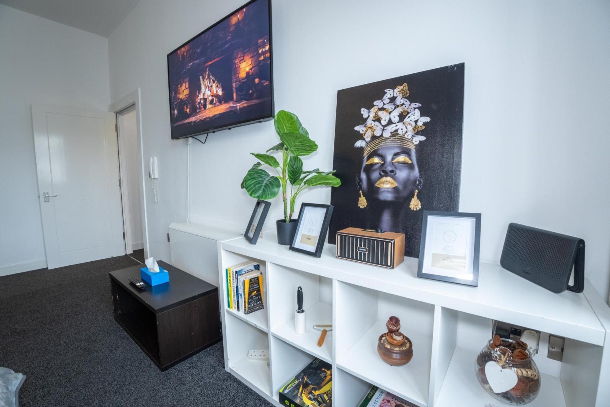 Quay House - Salford - 2bdr Sleeps 7, Spacious & Quiet - Free Parking - Close To Centre, United & The Lowry *