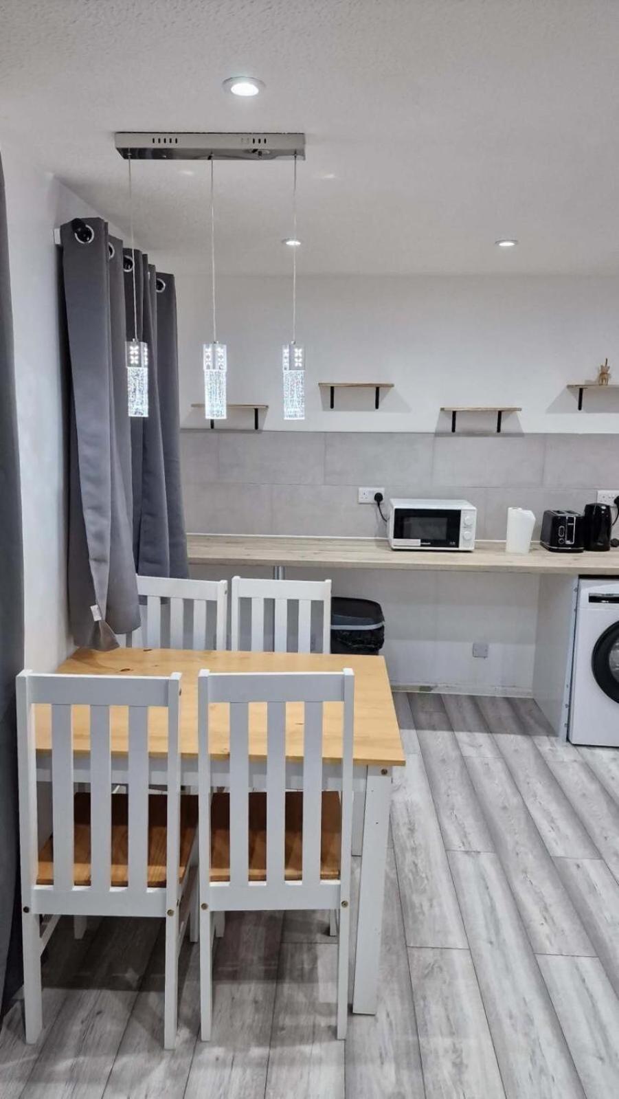 Cozy Modern 2 Bed Flat, With Parking, Close To Town Manchester
