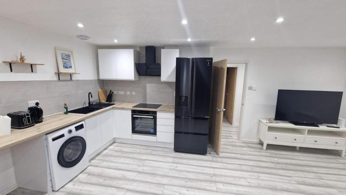 Apartment Cozy Modern 2 Bed Flat, With Parking, Close To Town *