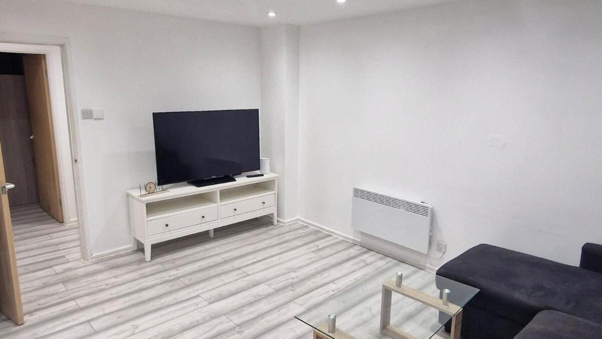 Apartment Cozy Modern 2 Bed Flat, With Parking, Close To Town