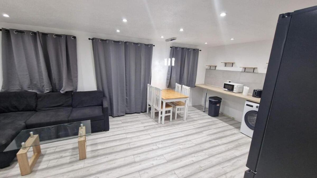 Apartment Cozy Modern 2 Bed Flat, With Parking, Close To Town *