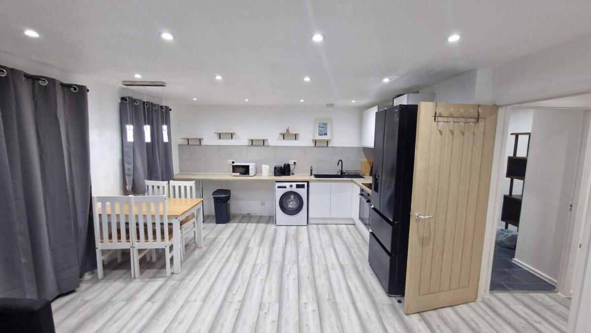 Apartment Cozy Modern 2 Bed Flat, With Parking, Close To Town Manchester