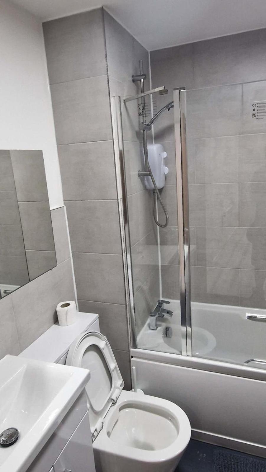 Cozy Modern 2 Bed Flat, With Parking, Close To Town *