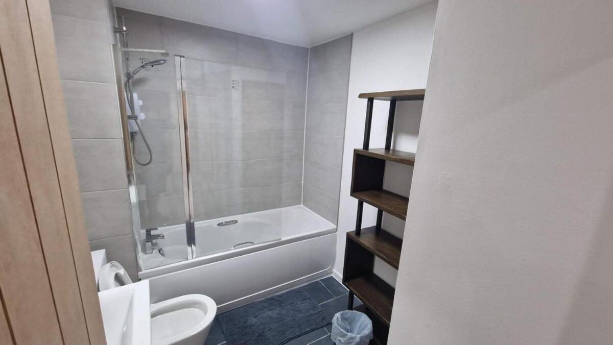 Cozy Modern 2 Bed Flat, With Parking, Close To Town Manchester