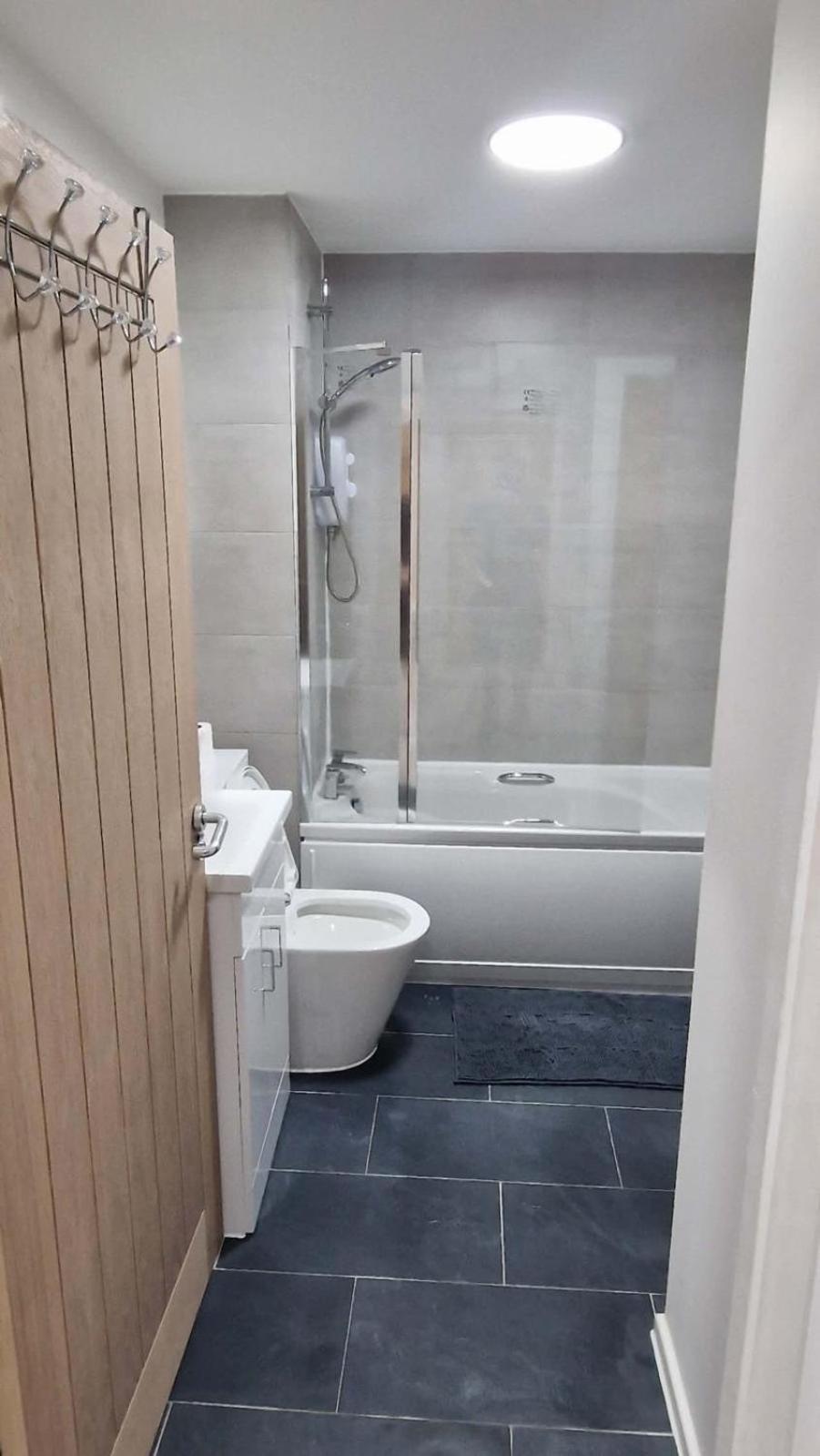 Apartment Cozy Modern 2 Bed Flat, With Parking, Close To Town *