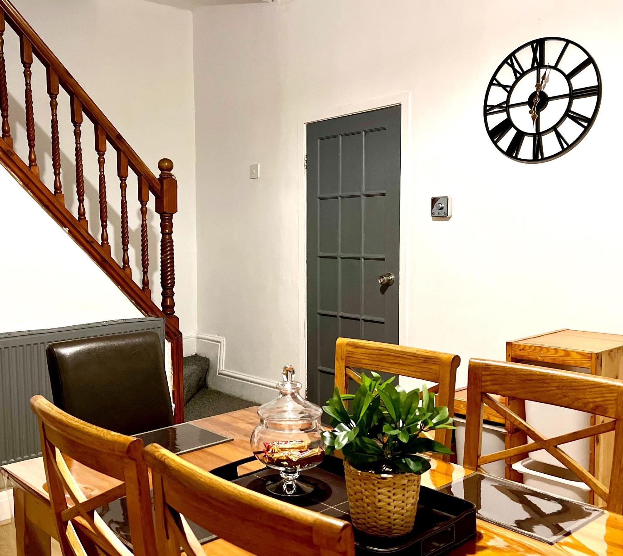 Cosy 3bdr In Levenshulme-close To Centre And Stockport Town- Free Parking- Wifi *