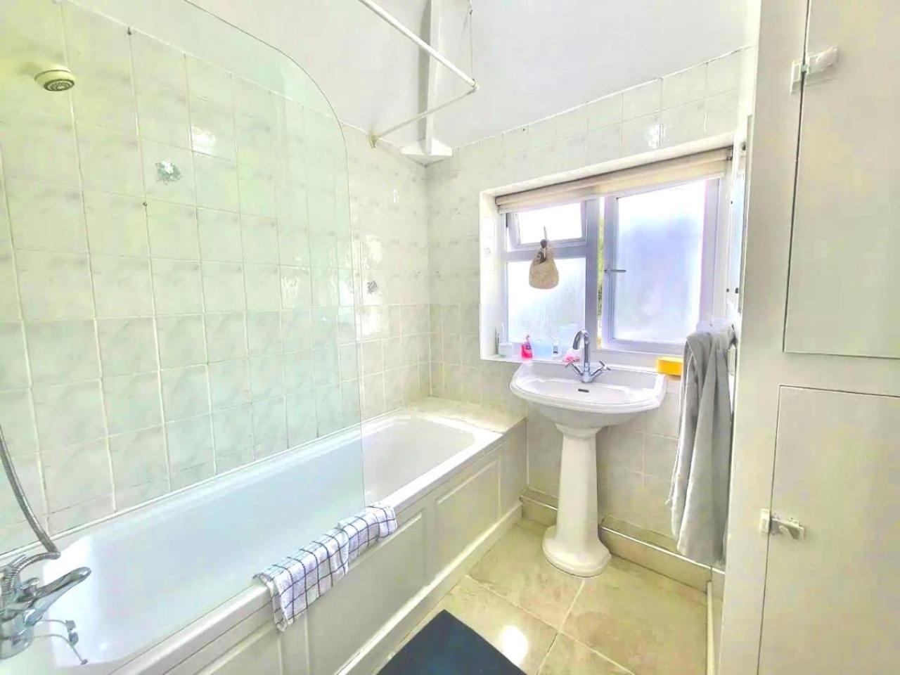 Spacious 3-bed Family Retreat With Cosy Living And Garden! Free Parking