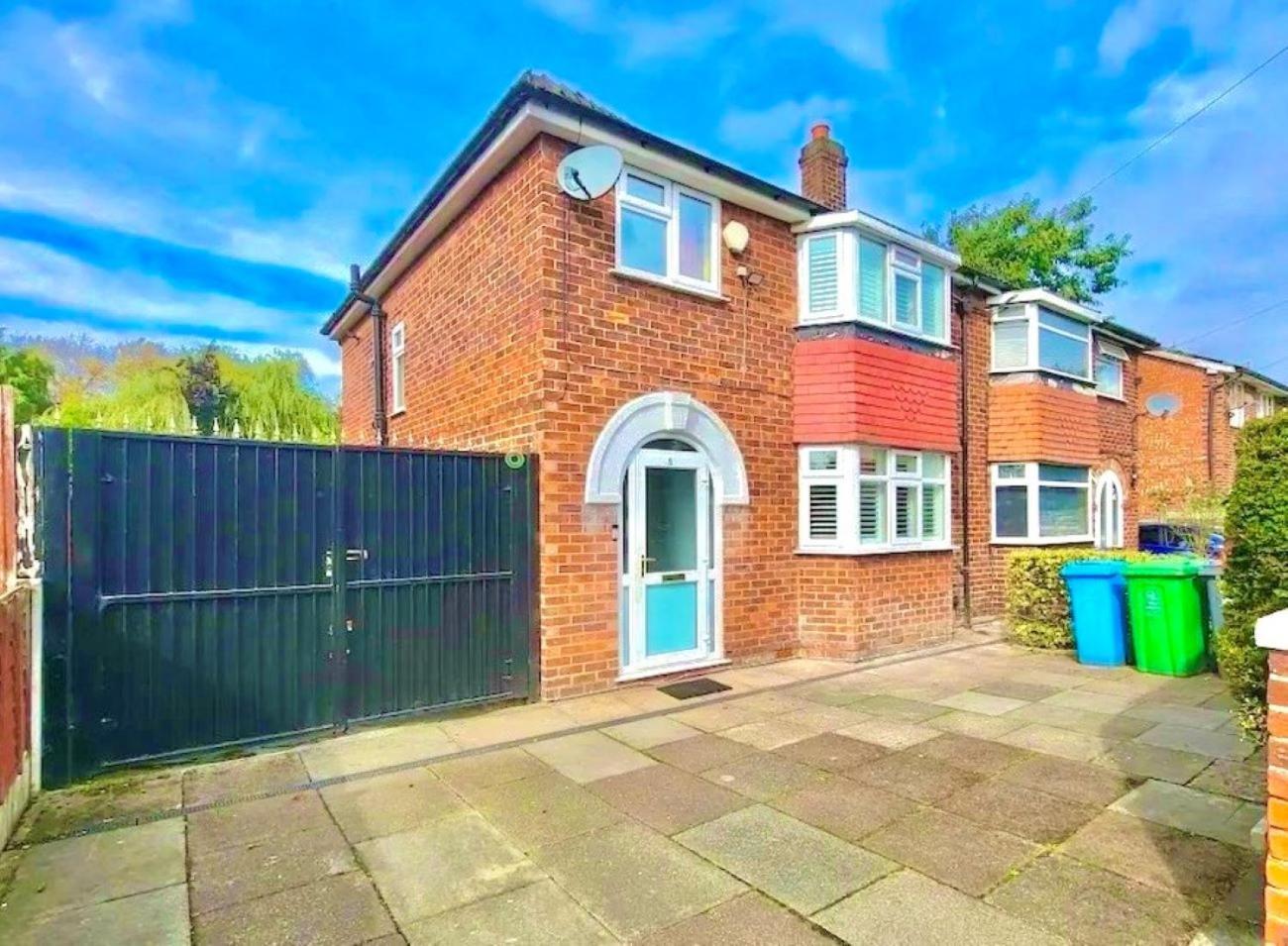 Spacious 3-bed Family Retreat With Cosy Living And Garden! Free Parking