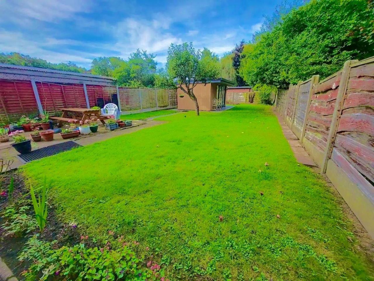 Spacious 3-bed Family Retreat With Cosy Living And Garden! Free Parking * Manchester